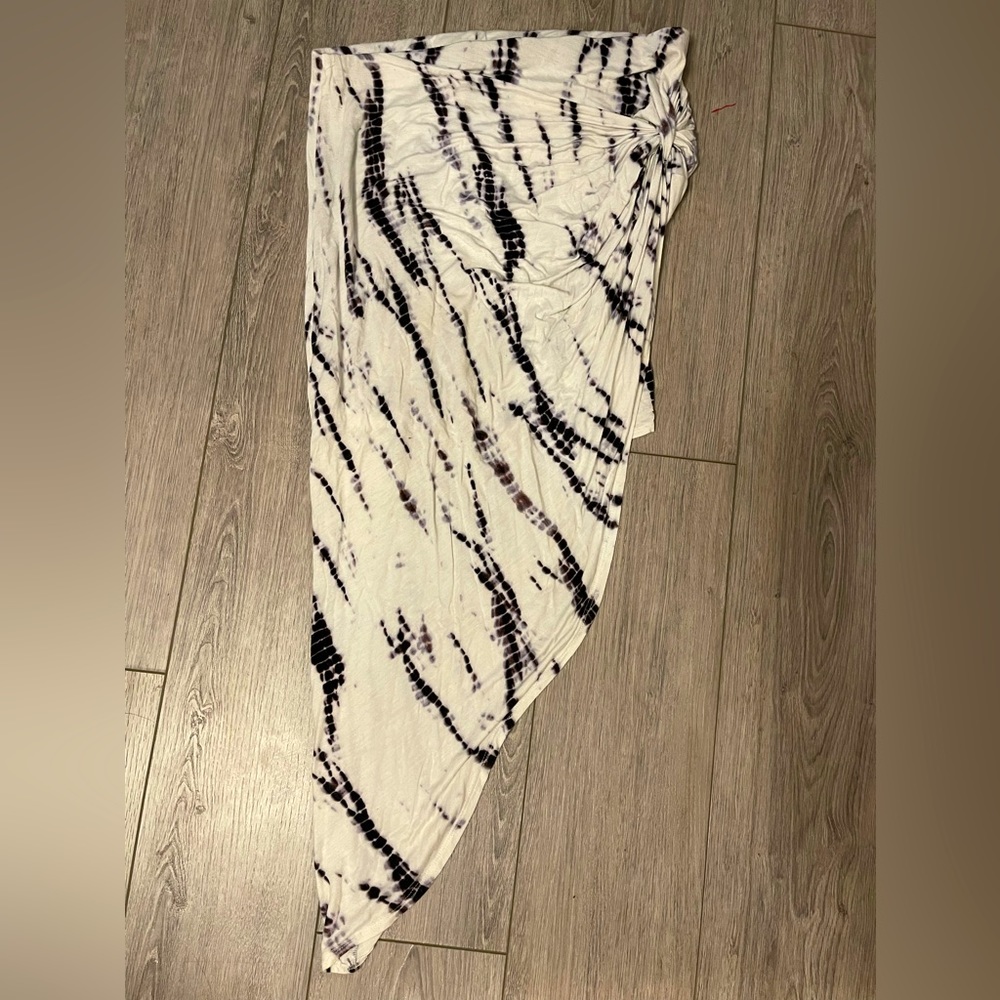Asymmetric skirt